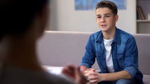teen boy talks to therapist about personality disorder treatment